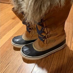 Sorel Tan and Black Lace Up Boots